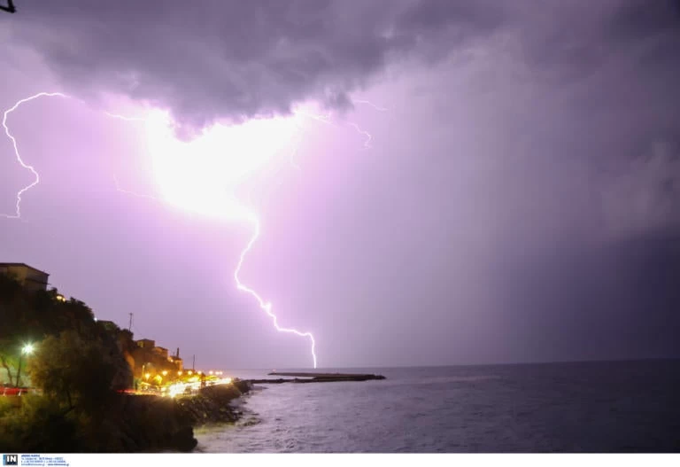 Συγκλονιστικό βίντεο από Χαλκιδική: 11 μποφόρ και 5.000 κεραυνοί σκόρπισαν τον θάνατο